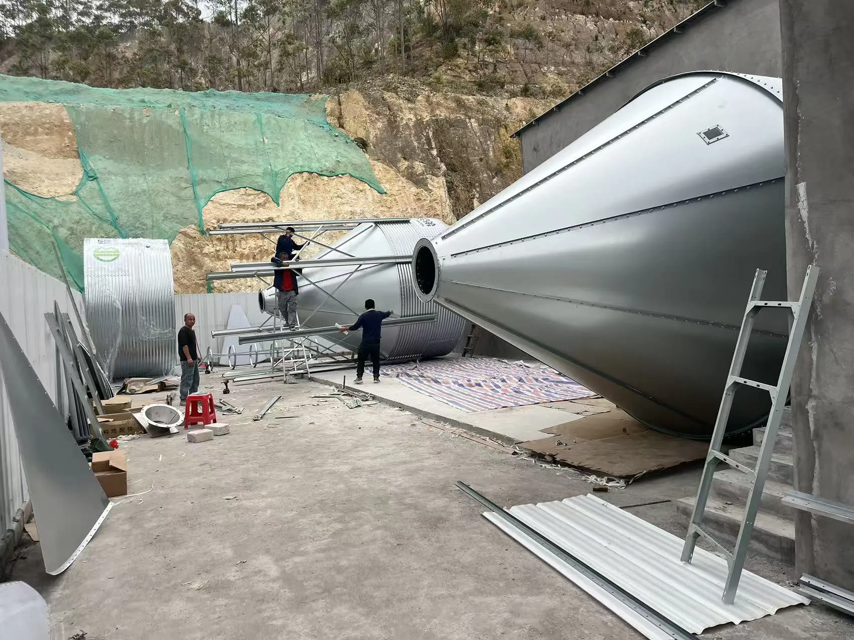 Progetto di allevamento di suini su larga scala di Debabrother nel Guangdong In costruzione con una capacità prevista di 300.000 suinetti all'anno