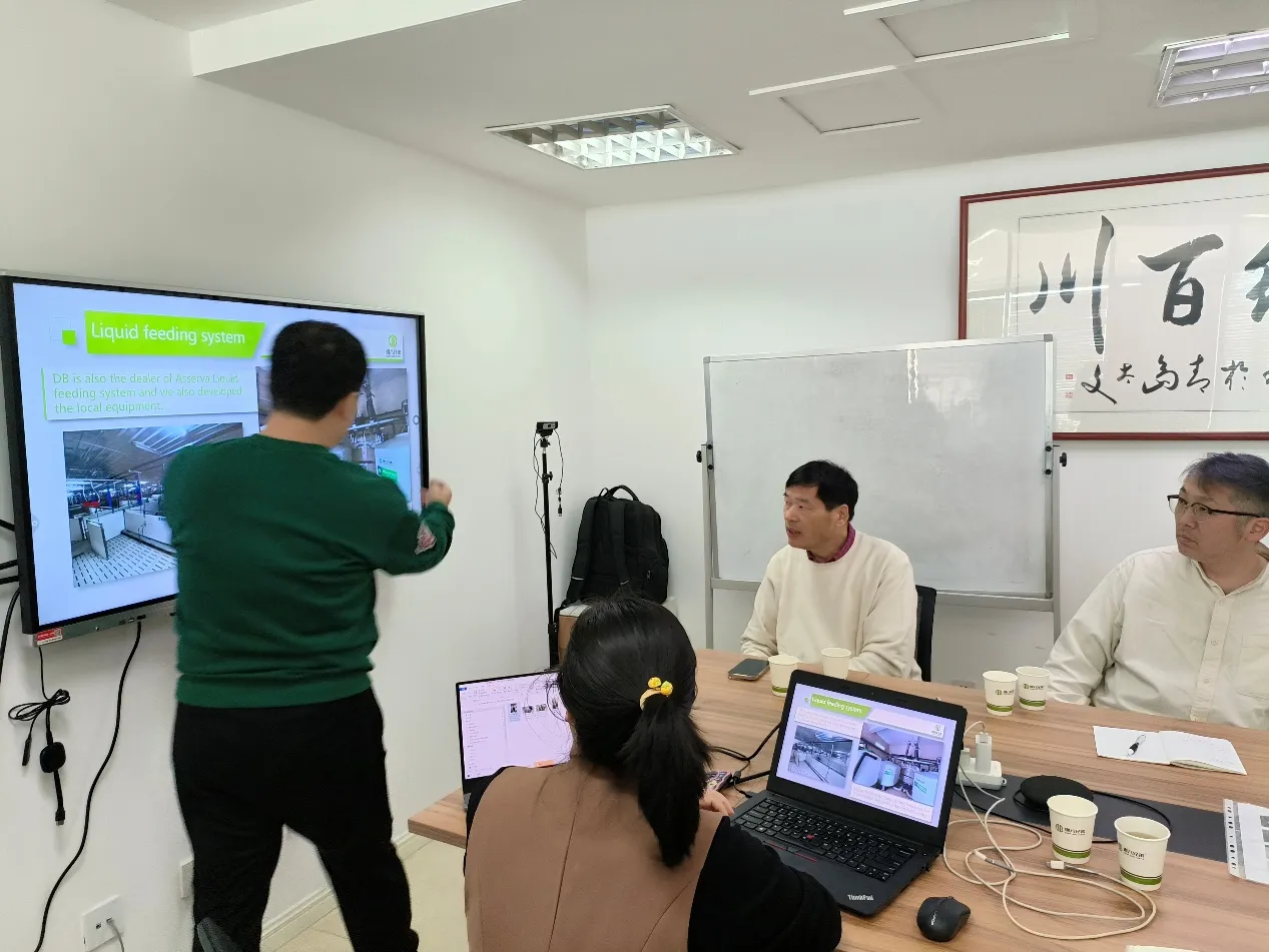 I clienti del sud-est asiatico discutono della soluzione completa per la gabbia a strati e la raccolta automatica delle uova